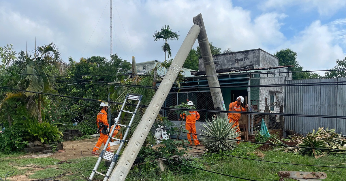 Gió lốc quật ngã hàng loạt trụ điện ở Gia Lai, hàng trăm hộ dân mất điện