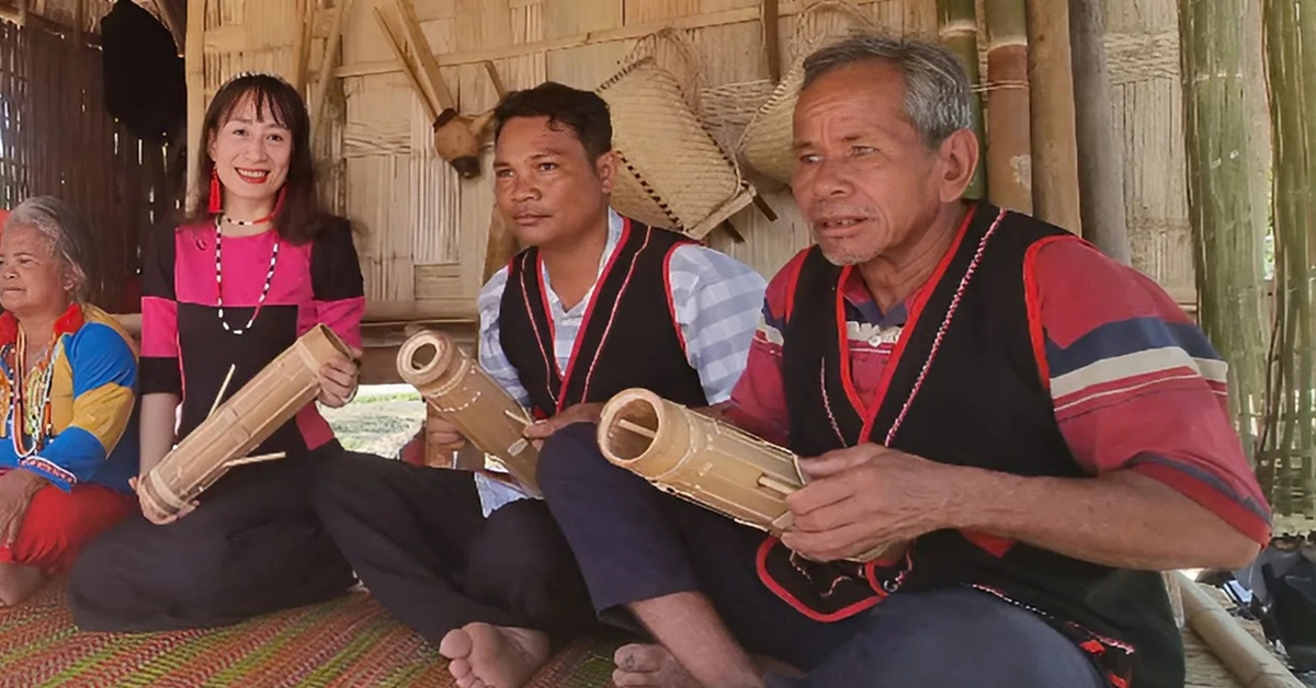 Hàng nghìn du khách xem tận mắt cách chế tác 'cây đàn chapi nghe nao lòng'
