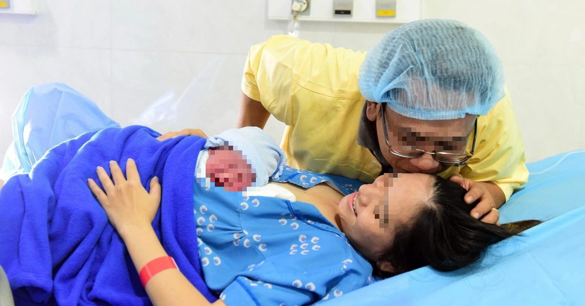 Bộ Chính trị: Nghiên cứu ban hành các chính sách hỗ trợ cho phụ nữ sinh đủ hai con trước 35 tuổi