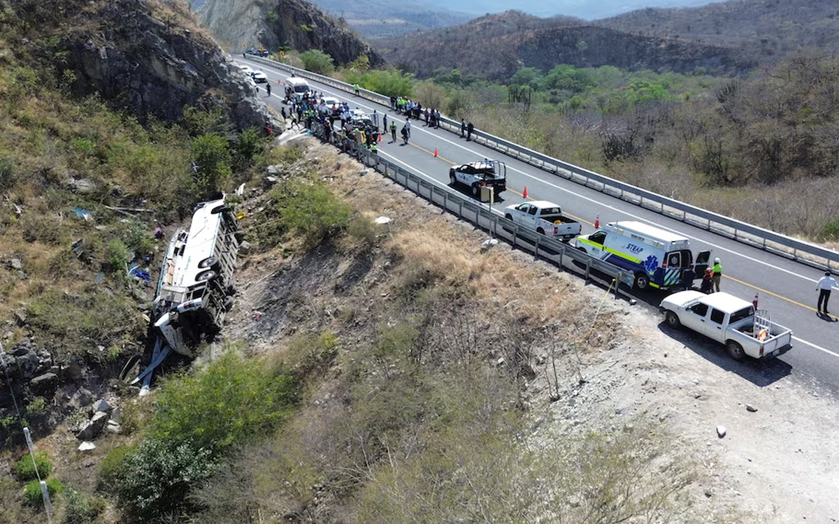 At least 21 people dead in Mexico after multi-vehicle highway accident