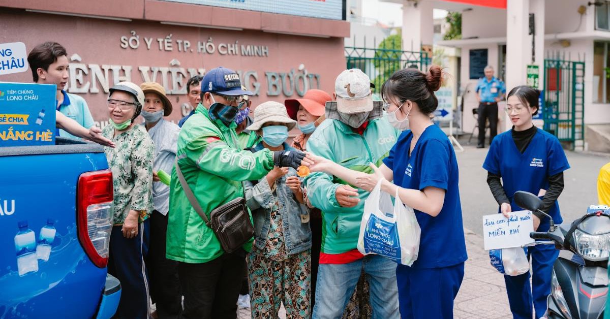 Những chai nước miễn phí làm mát lòng người giữa nắng hè