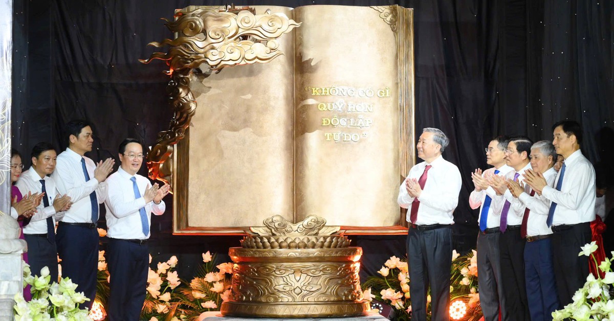 Tổng Bí thư Tô Lâm tặng tác phẩm 'Việt Nam - những trang sử vàng' cho Khu di tích Kim Liên