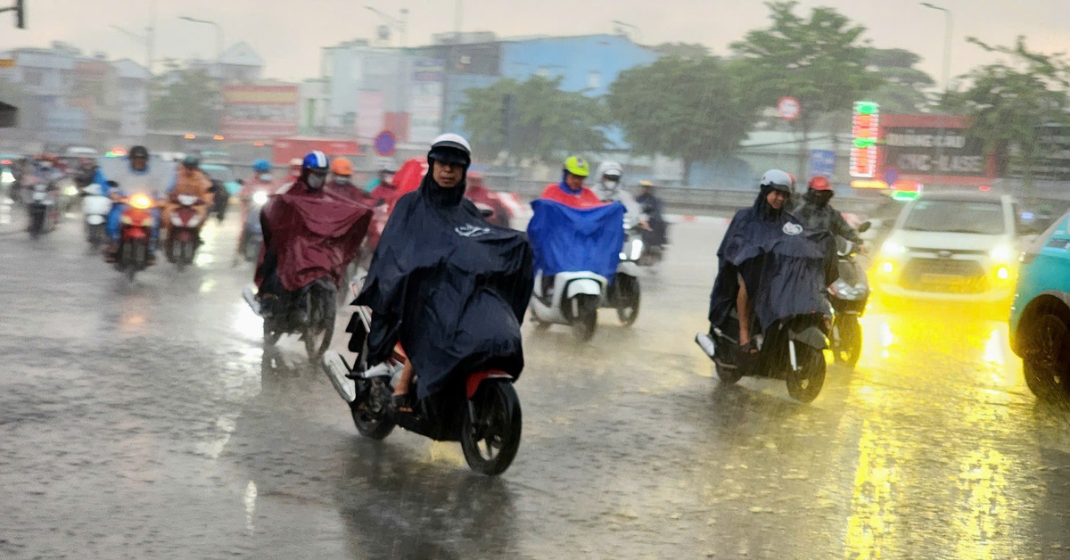 Bầu trời đen kịt, sấm rền, mây dông gây mưa như trút từ Củ Chi về trung tâm TP.HCM