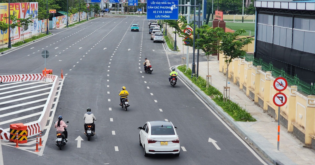 Cứ hai phút có hàng chục xe máy chạy 'lố' vào đường cấm, đoạn trước nhà ga T3 sân bay Tân Sơn Nhất