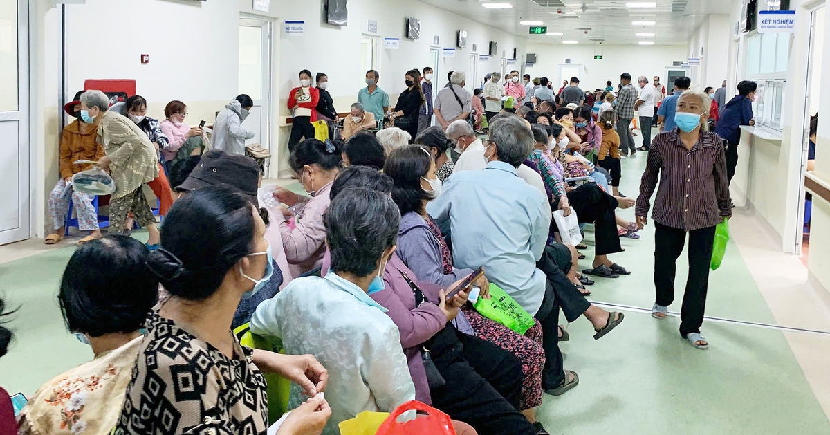 Mỏi mòn chờ khám bệnh bảo hiểm y tế, gian nan đòi tiền bảo hiểm tai nạn