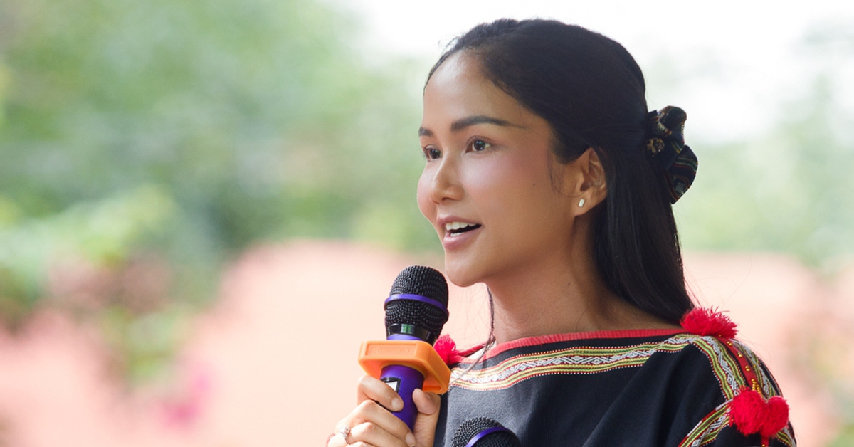 H'Hen Niê tặng thư viện cho trẻ em dân tộc Ê Đê ở quê nhà