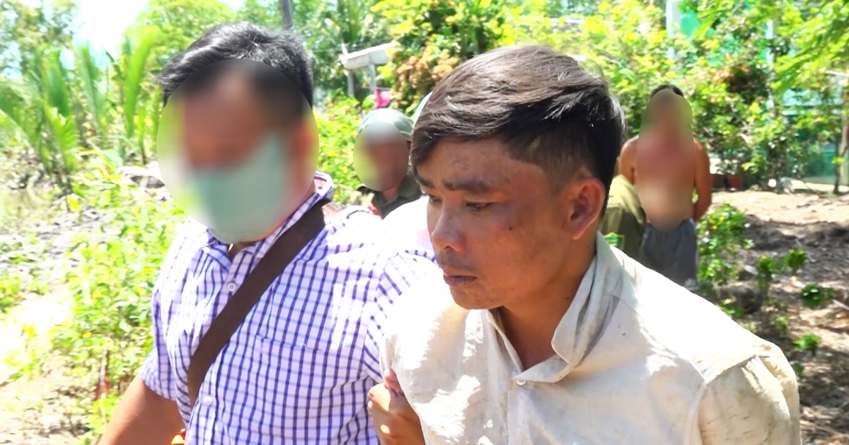 Truy bắt 2 đối tượng cướp tài sản giữa ban ngày rồi trốn dưới vuông tôm ở Cà Mau