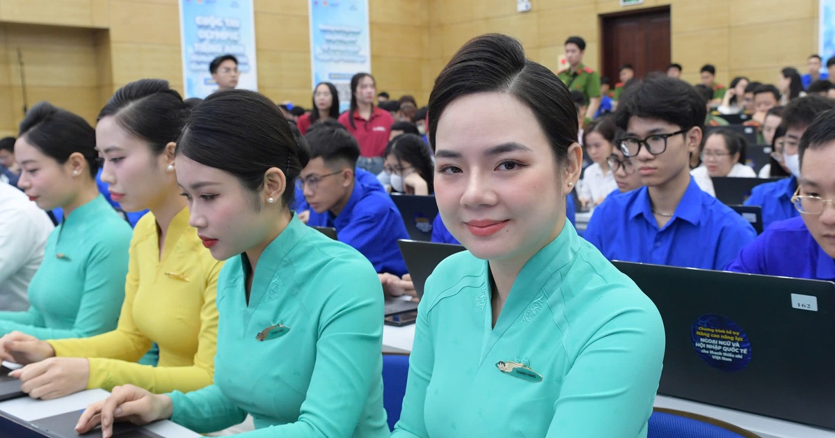 Cán bộ xã vùng cao thi tiếng Anh cùng tiếp viên hàng không