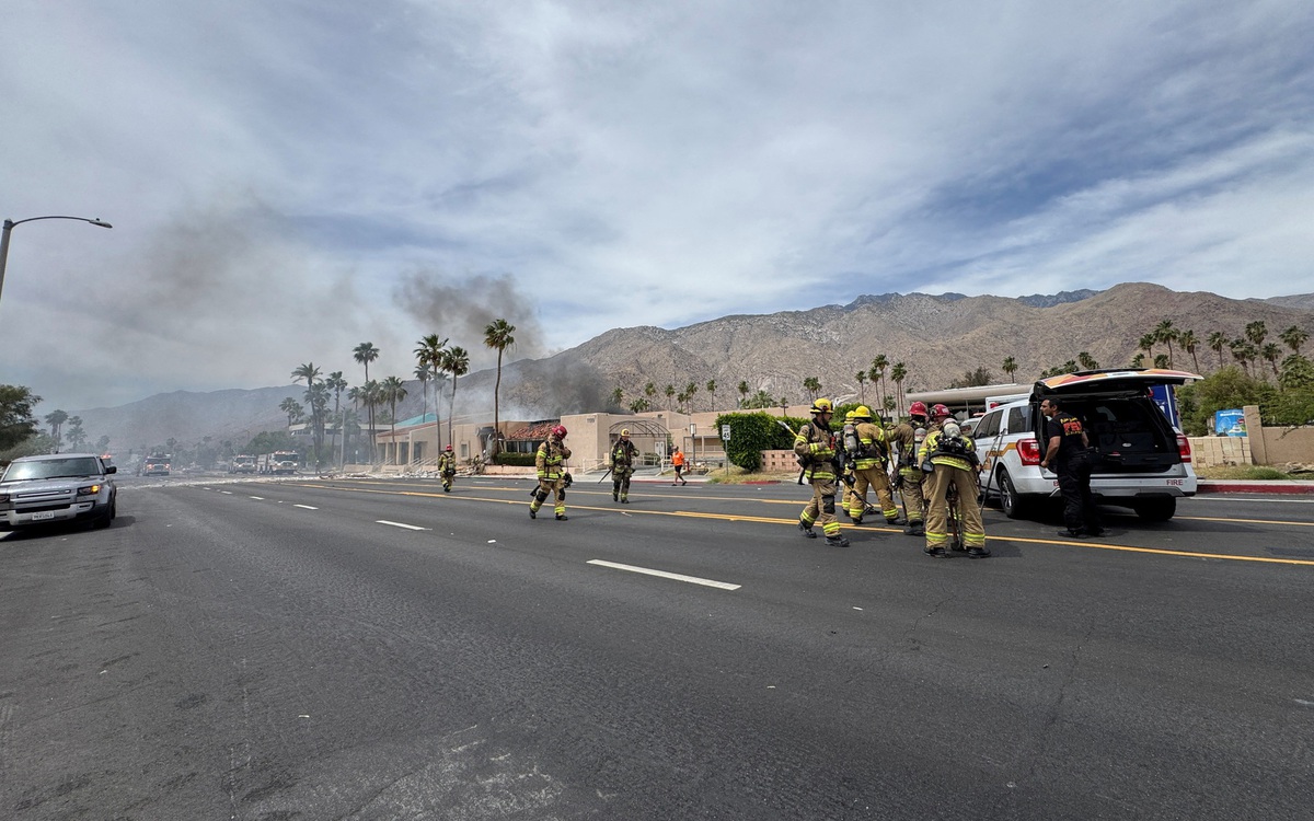 Bom nổ bên ngoài trung tâm sinh sản ở California, gây thương vong