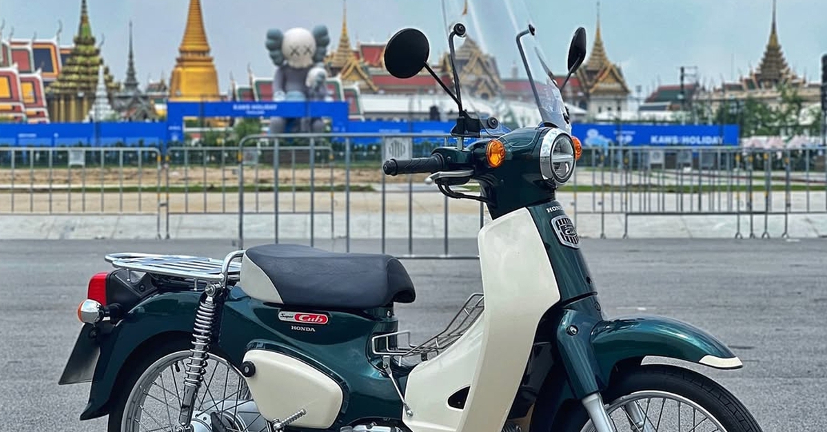 Honda Super Cub lộ thiết kế mới, phanh mới độc đáo: 'Gạt ngược' là khóa cứng, không lo trôi xe
