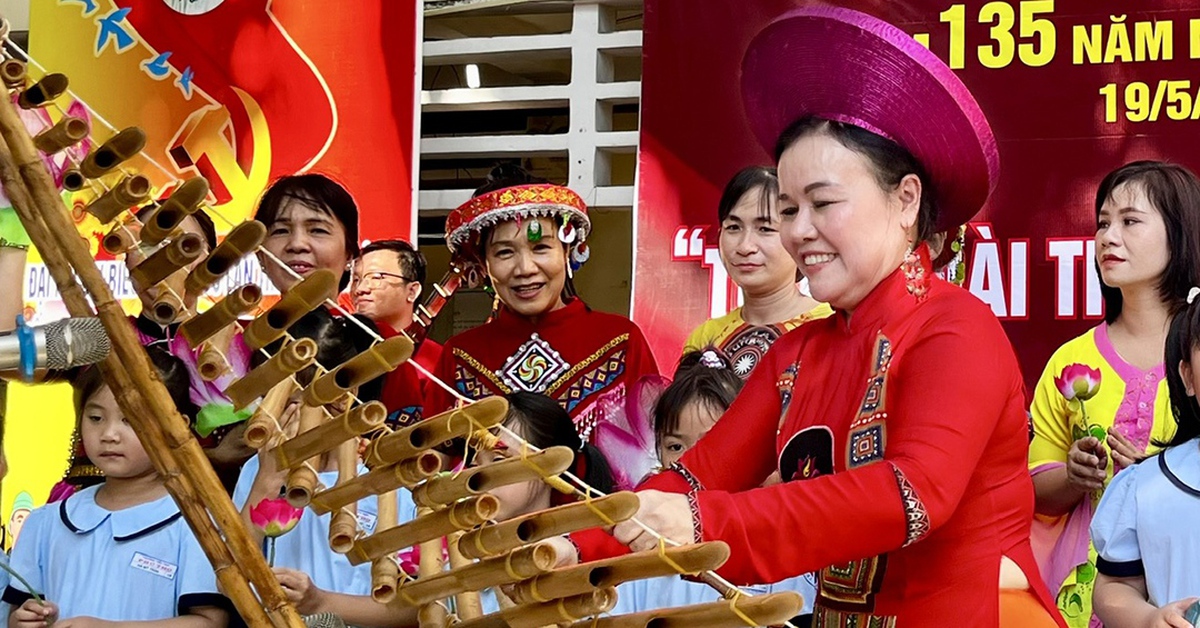 Nghệ sĩ đứng lớp dạy nghệ thuật, trò mê mẩn