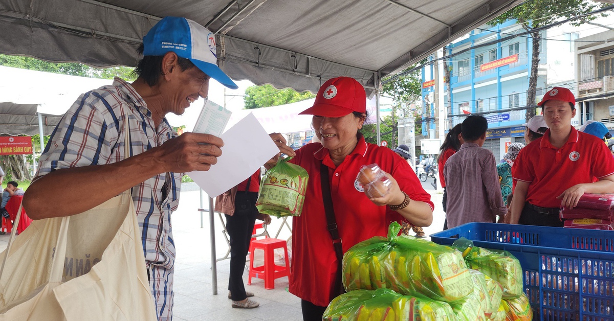 200 phiếu mua quà miễn phí dành cho người nghèo tại phiên chợ Nhân đạo