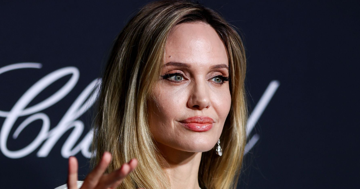 Angelina Jolie tưởng nhớ các nghệ sĩ mất vì chiến tranh; Tom Cruise bác tin giải nghệ