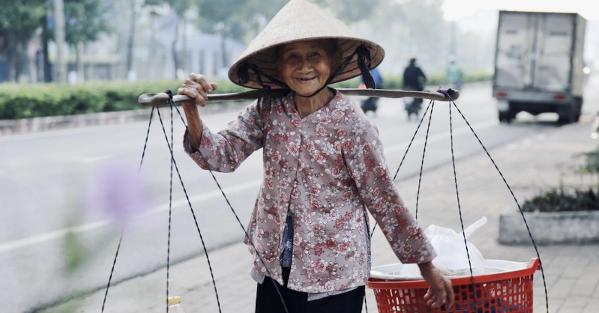 Trưởng thôn làng Nủ, ngoại Sáu bán bánh mì là tấm gương bình dị mà cao quý