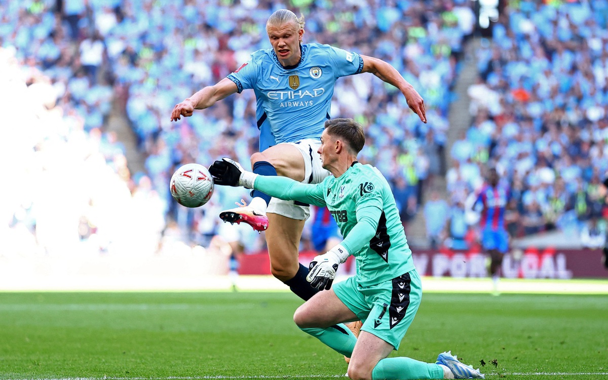 VAR gây tranh cãi khi 'giúp' Crystal Palace vô địch FA Cup