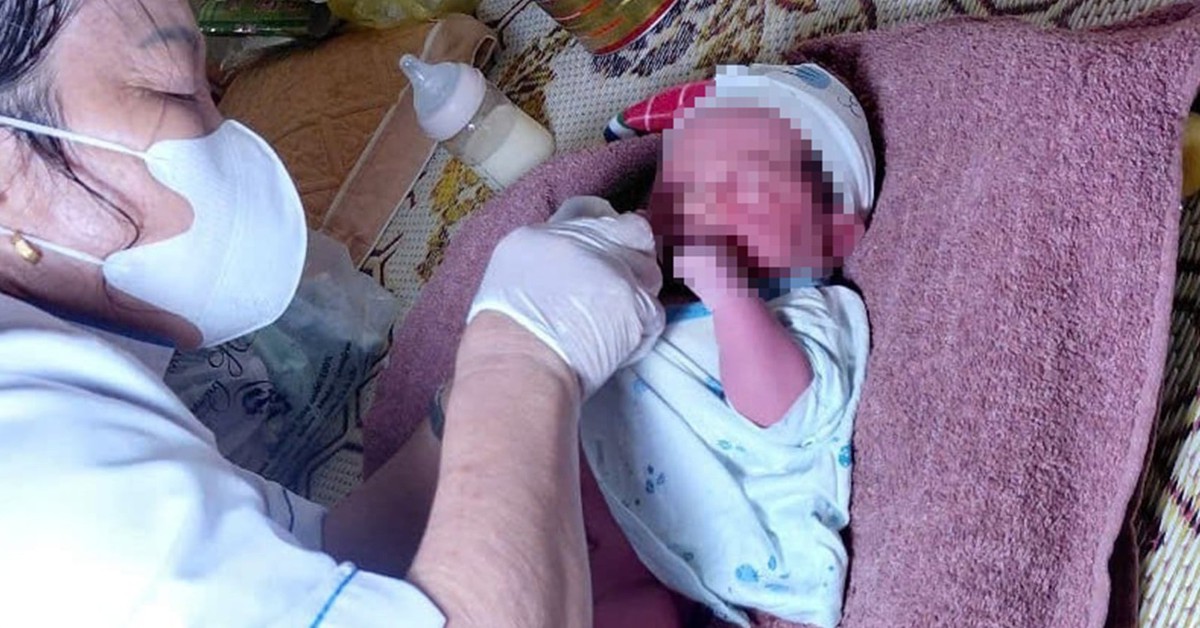 Bé trai còn nguyên dây rốn bị bỏ rơi bên vệ đường lúc rạng sáng