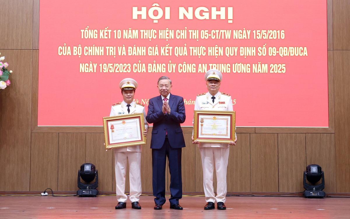Trung tướng Tô Ân Xô - trợ lý Tổng Bí thư được tặng Huân chương Quân công hạng Ba