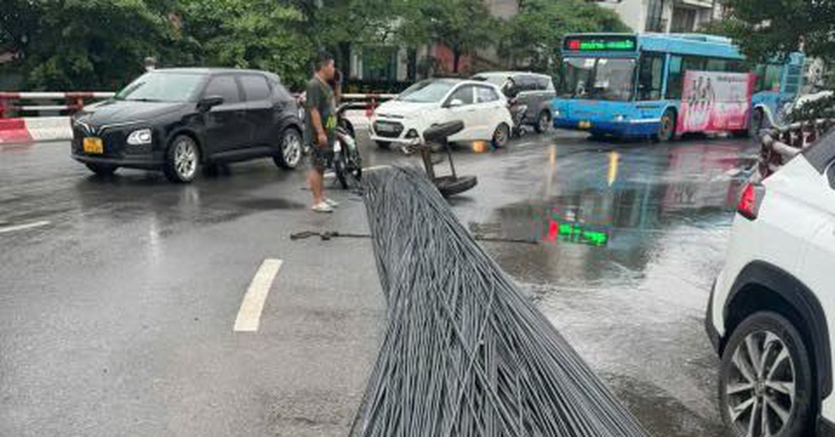 Để bó sắt dài rơi xuống đường gây ùn ứ cầu Chương Dương, tài xế ô tô bị xử lý