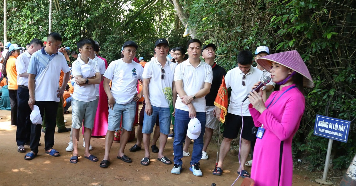 Người con muôn nẻo quê hương về Kim Liên dịp sinh nhật Bác
