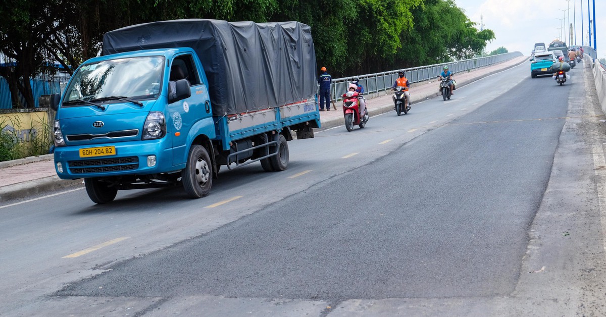 Khắc phục vệt hằn lún, rạn nứt tại cầu Tăng Long