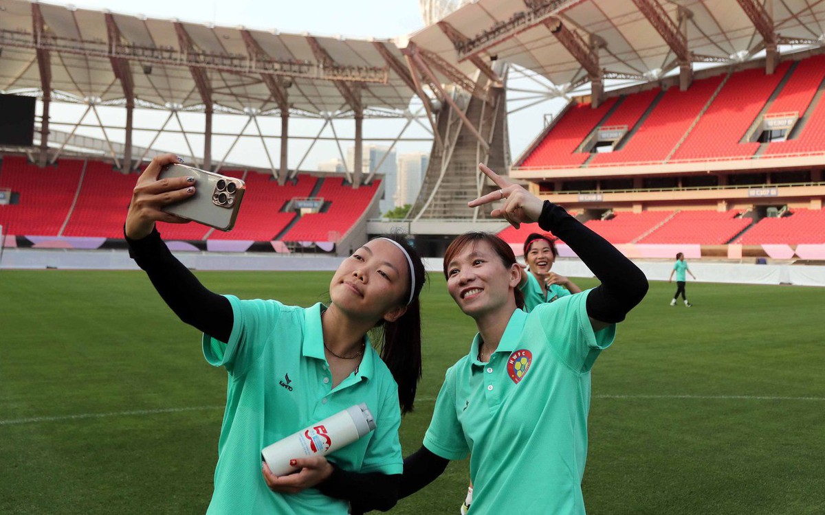 Cầu thủ nữ TP.HCM choáng ngợp với sân thi đấu bán kết của Trung Quốc