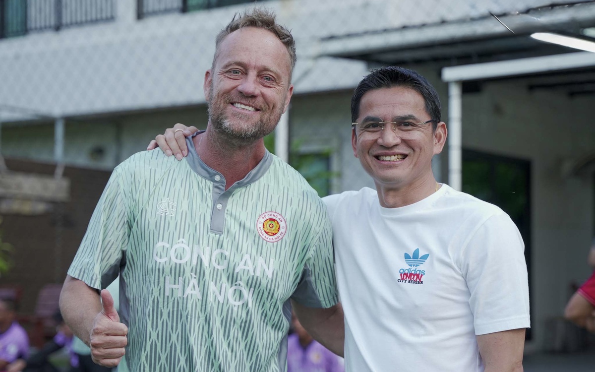 HLV Kiatisak xuất hiện tại buổi tập của CLB Công An Hà Nội