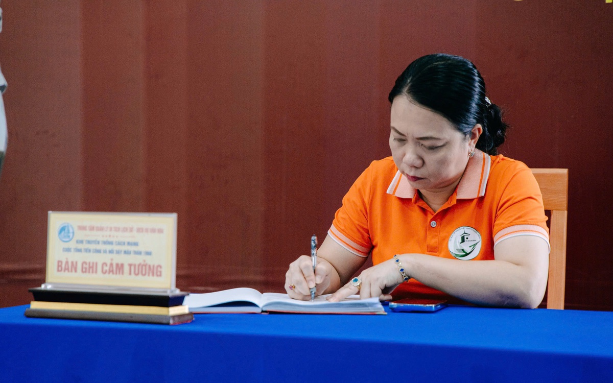 Kiều bào từ TP.HCM trồng cây, nhớ ơn Bác Hồ