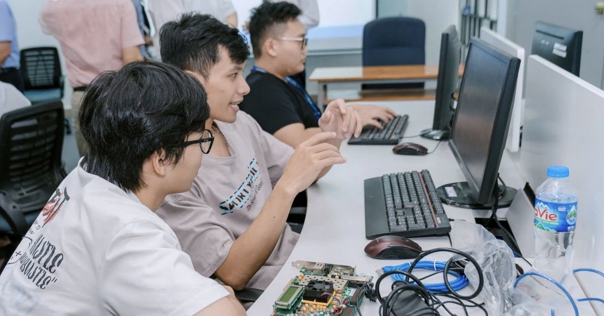 Trường giảm mạnh học bổng khuyến khích học tập, sinh viên nói trường 'không minh bạch'