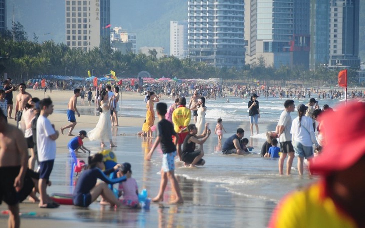 Khách kín 'bãi biển đẹp nhất hành tinh', khách sạn Đà Nẵng đạt công suất ít thấy