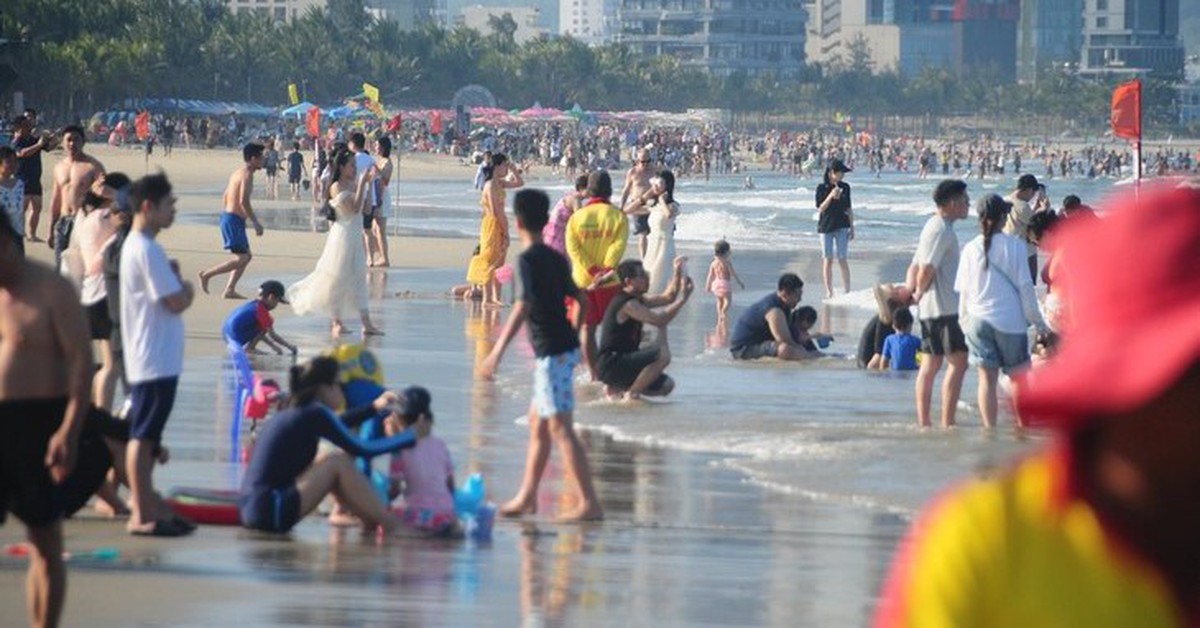 Khách kín 'bãi biển đẹp nhất hành tinh', khách sạn Đà Nẵng đạt công suất ít thấy