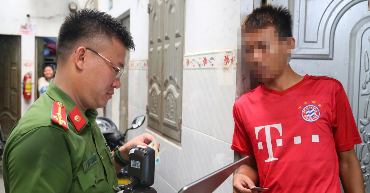 Phát hiện nhiều loại vũ khí thô sơ và 13 người dương tính với ma túy trong nhà trọ ở Bình Dương