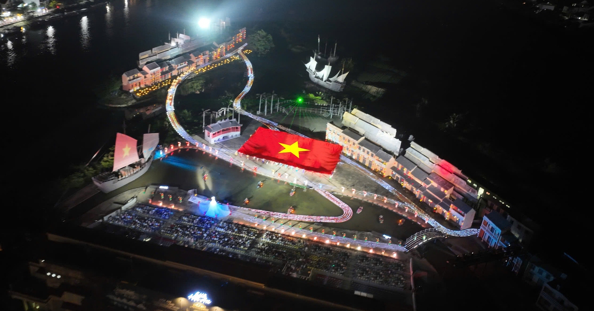 Lá cờ đỏ sao vàng 700m² mừng thống nhất non sông trình diễn ở Hội An