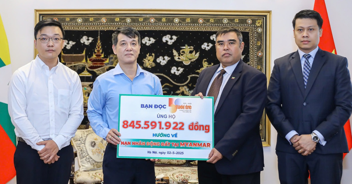 Đại diện sứ quán Myanmar cảm kích nhận 845 triệu đồng bạn đọc Tuổi Trẻ ủng hộ sau động đất