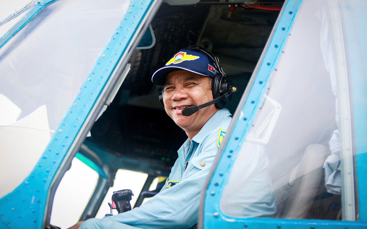 Phi công kể lại giây phút 'bay qua biển cờ đỏ ngày 30-4, tim rung lên vì Tổ quốc'
