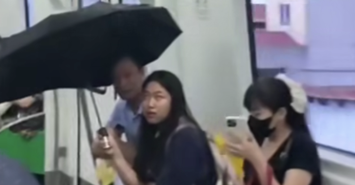 Người đi tàu metro Cát Linh - Hà Đông phải che ô vì dột nước, lãnh đạo metro Hà Nội nói gì?