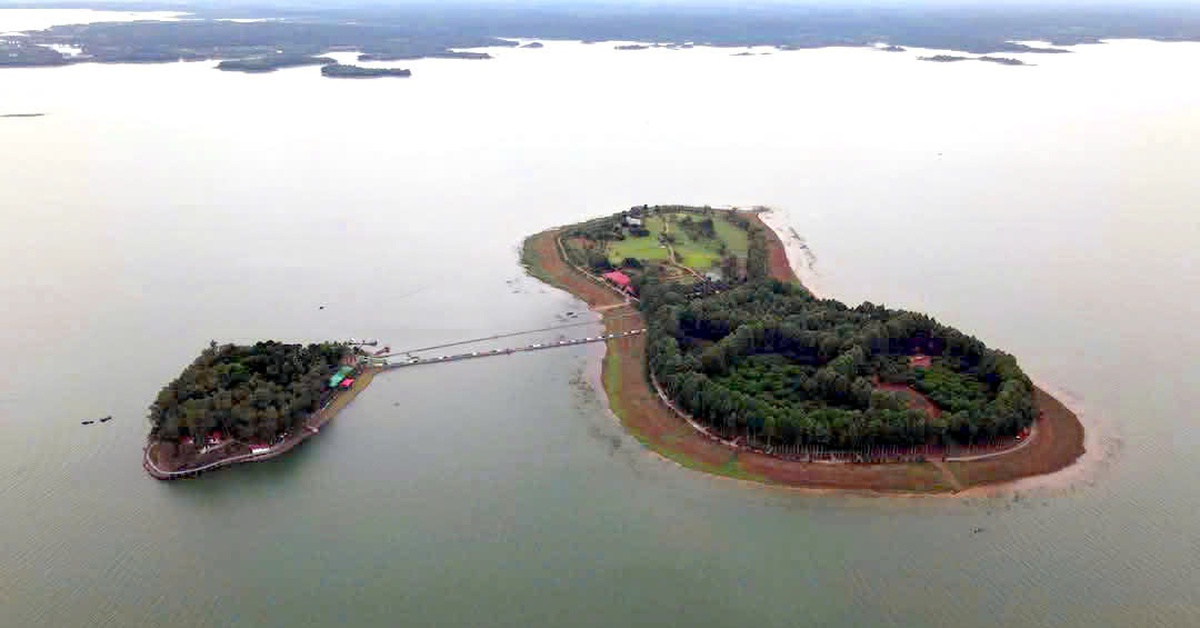 Sao phải đi gần 2.000km đến Hà Giang ‘học tập kinh nghiệm chuyển đổi số giáo dục’?