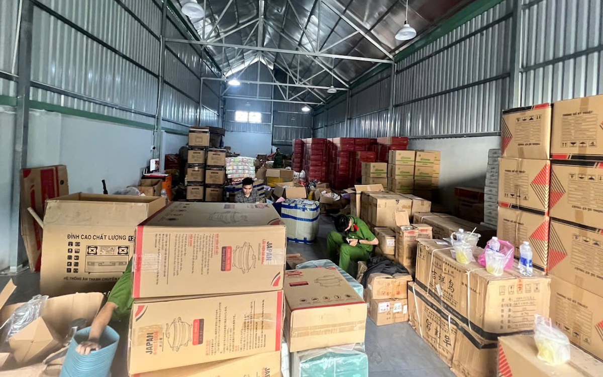 Công an Long An phát hiện kho chứa hàng trăm nồi cơm, lẩu điện, bếp gas… không rõ nguồn gốc