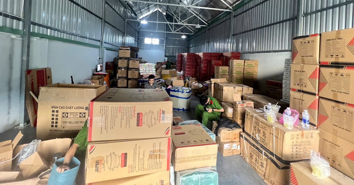 Công an Long An phát hiện kho chứa hàng trăm nồi cơm, lẩu điện, bếp ga… không rõ nguồn gốc