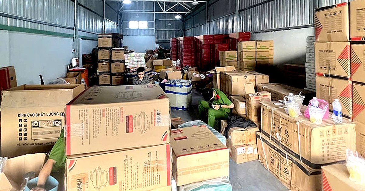 Công an Long An phát hiện kho chứa hàng trăm nồi cơm, lẩu điện, bếp gas… không rõ nguồn gốc