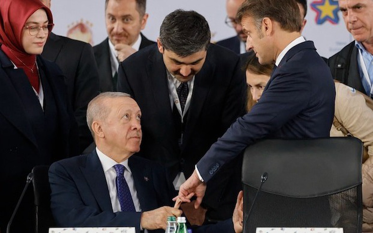Ông Erdogan nắm chặt ngón tay ông Macron trong 13 giây, gây sốt mạng xã hội