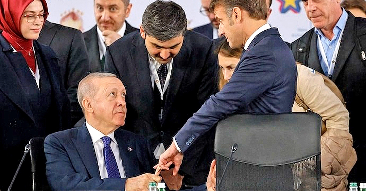 Ông Erdogan nắm chặt ngón tay ông Macron trong 13 giây, gây sốt mạng xã hội