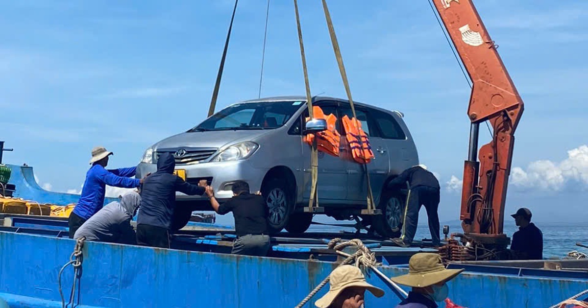 Dân Lý Sơn thuê tàu chở ô tô vượt biển vào đất liền đăng kiểm
