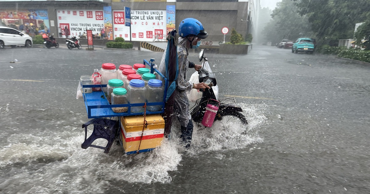 TP.HCM có đợt mưa lớn kéo dài tới 27-5, tổng lượng mưa hơn 200mm