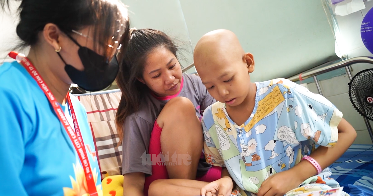 Bạn đọc báo Tuổi Trẻ sẻ chia ước nguyện với bệnh nhi ung thư