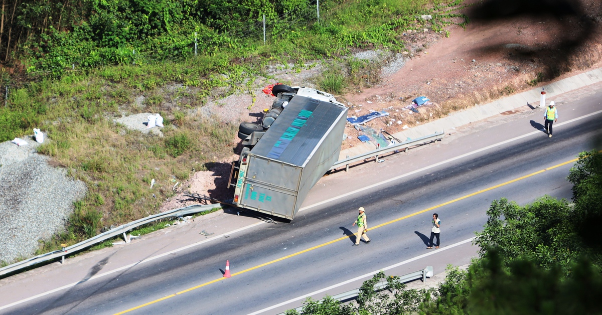 Xe tải mất lái lật trên cao tốc Cam Lộ - La Sơn, hai người bị thương