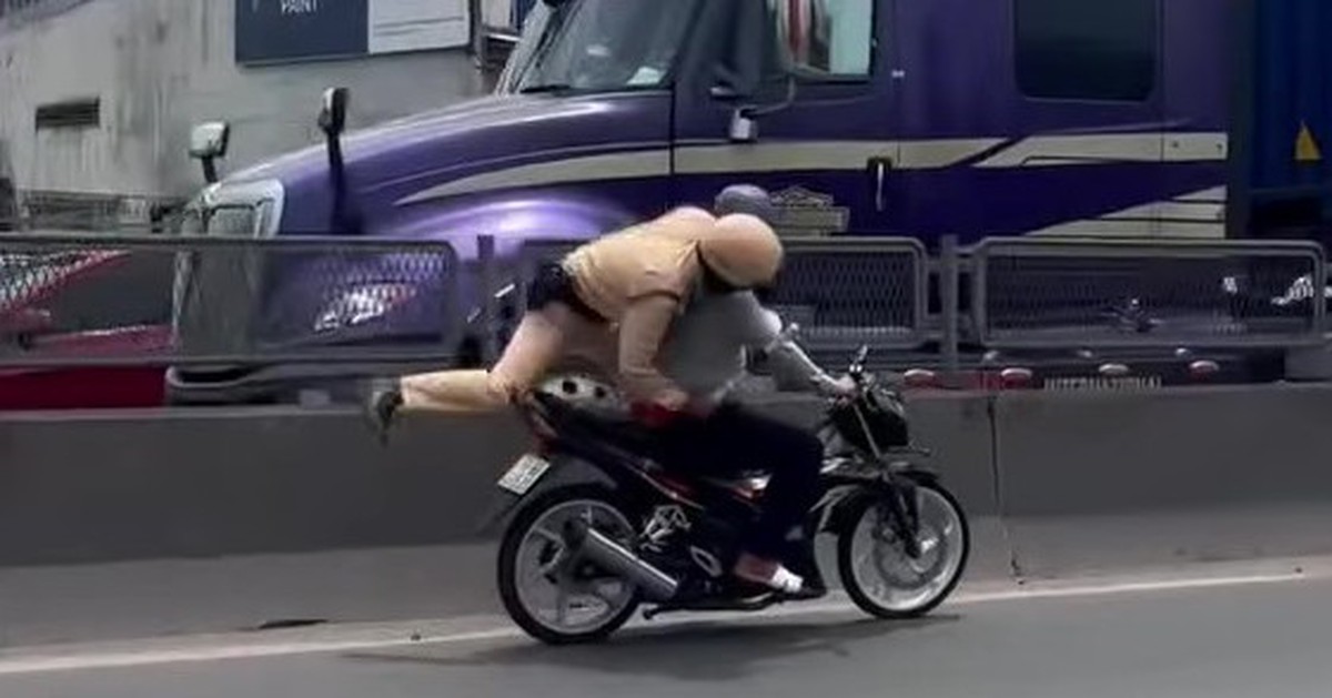 CSGT TP.HCM bám yên xe máy đang chạy: Thanh niên không có bằng lái, sợ bị phạt nên bỏ chạy