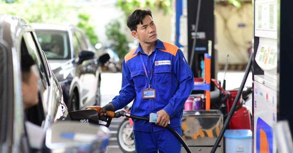 Giá xăng giảm nhỏ giọt