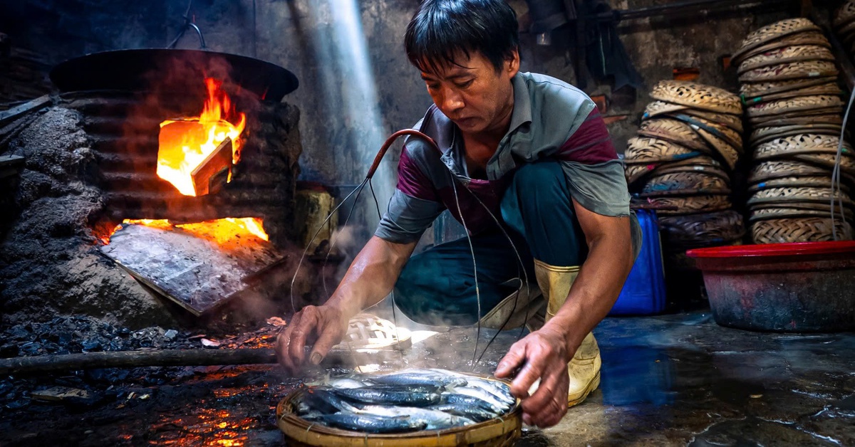 Nghề hấp cá, mực ở Quy Nhơn: Giữ lửa trong gian bếp nồng mùi biển
