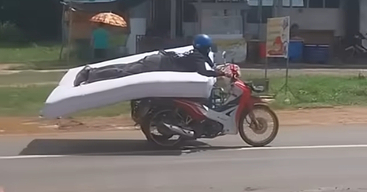 Thấy người nằm trên nệm lái xe máy, dân mạng hốt hoảng: 'Đừng đùa với tử thần'