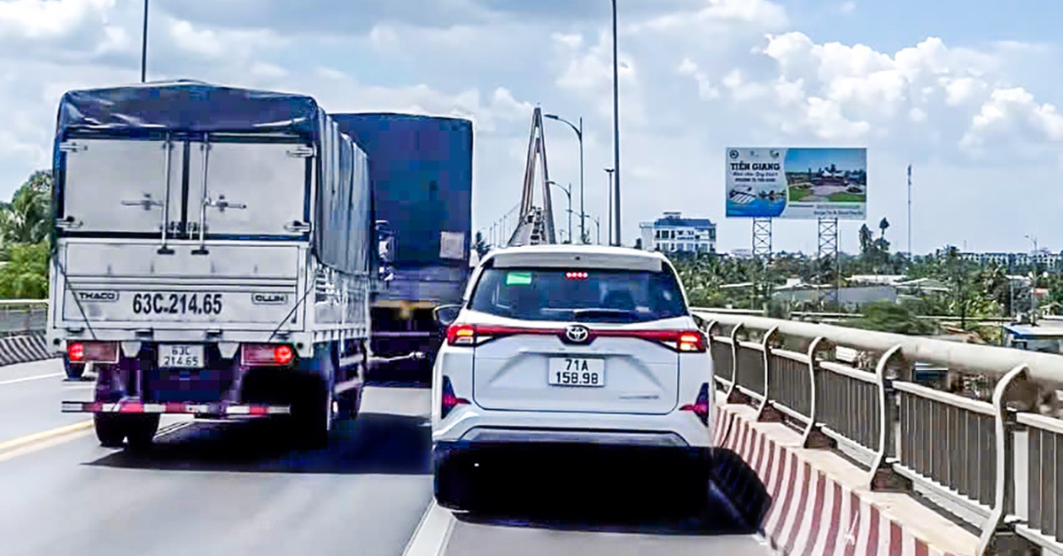 Ô tô 'cướp làn' xe máy trên cầu Rạch Miễu bị mời làm việc, lòi ra 4 lỗi phạt nguội